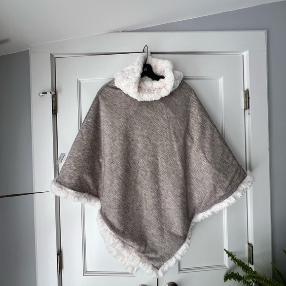 NWT Johnston and Murphy Faux Fur Reversible Poncho •OS• - Picture 3 of 9